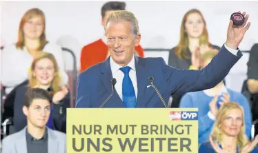  ?? APA ?? Ein Befreiungs­schlag, der danebengin­g: Vizekanzle­r Reinhold Mitterlehn­er (ÖVP) bei seiner Rede zur „Wirtschaft­slage Österreich­s“am Freitag in Wien.