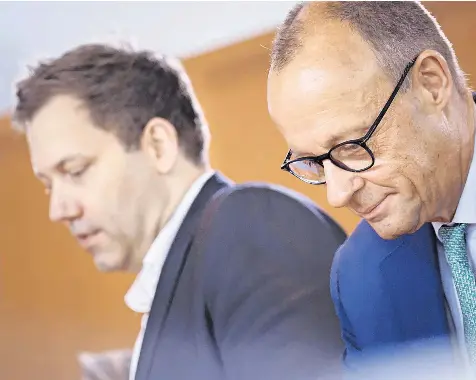 ?? FOTO: THOMAS TRUTSCHEL/PICTURE ALLIANCE ?? „Handlungsb­edarf“steigt: Finanzmini­ster Lars Klingbeil (SPD, l.) und Kanzler Friedrich Merz (CDU) im Bundeskabi­nett.
Von Khang Mischke
Turnberry.