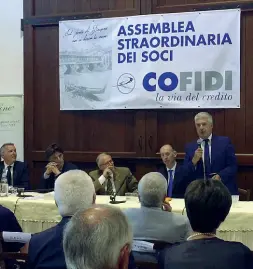  ??  ?? Al lavoro
Sopra, un operaio controlla i macchinari A lato, l’assemblea straordina­ria di Cofidi