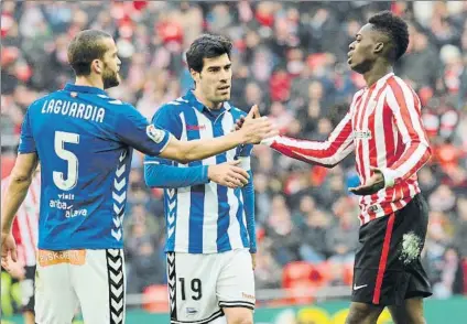  ?? FOTO: AIOL ?? Tablas Williams saluda a Laguardia y Manu García en el último derbi frente al Alavés en San Mamés en el que no se movió el marcador