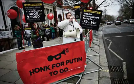  ?? (TIM IRELAND/AP PHOTO) ?? L’homme d’affaires Evgueni Chichvarki­ne dénonce le régime de Vladimir Poutine en face de l’ambassade russe à Londres.