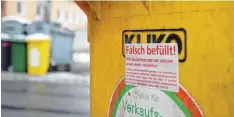  ??  ?? Pech gehabt: Wenn dieser Aufkleber auf der Gelben Tonne prangt, wurde der Abfall behälter nicht geleert.