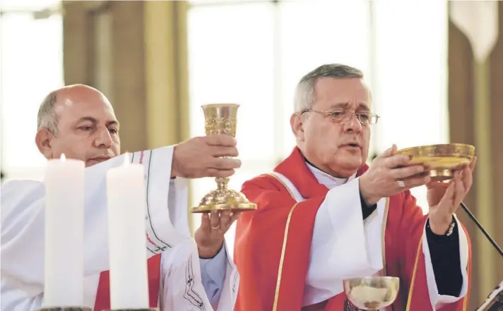  ??  ?? ►A la fecha, no existe ningún proceso eclesial ni canónico contra el obispo emérito Juan Barros Madrid (a la derecha), quien de todos modos no tiene encargos pastorales.