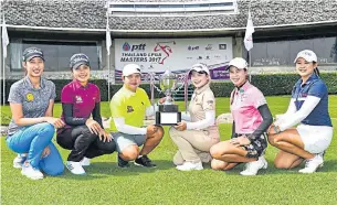  ??  ?? Patcharaju­tar Kongkrapha­n, third left, and other Thai players pose with the Thailand LPGA Masters trophy.