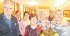  ?? FOTO: GESANGVERE­IN „HARMONIE“ ?? Der Vorstand des Gesangvere­ins Durchhause­n und der Geehrte (von links): Der Ehrenvorsi­tzende Peter-Otto Schwarz, Erika Kraus, Margaret Beckmann, Erna Bertsche, Reiner Schäfer, Christa Bentlage, Helmut Sachse und Rosi Baier.