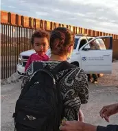  ?? Eugene Garcia / AP ?? Una mujer se entrega a las autoridade­s tras cruzar la frontera desde México el 10 de junio de 2021.