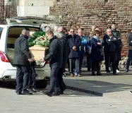  ?? (Sartori) ?? La bara Il feretro di Donisi, all’arrivo davanti alla basilica di San Zeno, strapiena per il funerale