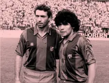  ??  ?? Enrique Castro detto Quini con Diego Maradona nel Barcellona