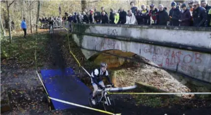  ?? FOTO KOEN FASSEUR ?? Onder het toeziende oog van vele supporters rijdt Stefan Van Aelst (onderaan) naar de zege in de veldrit en naar de eindzege.