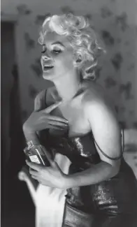  ??  ?? En 1937, Coco Chanel, photograph­iée par François Kollar dans sa suite du Ritz, « [s]a maison », se fait l’ambassadri­ce du N° 5. En 1952, c’est Marilyn qui, involontai­rement, promeut l’essence mythique en confiant au magazine « Life » qu’elle ne dort vêtue que de « quelques gouttes de Chanel N° 5 ».