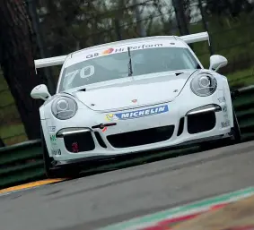  ??  ?? La nostra Porsche Carrera 911 GT3 Cup impegnata nel test sul circuito di Imola