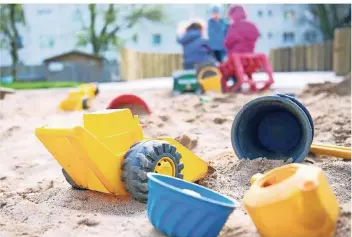  ?? ARCHIV-FOTO: DPA ?? Ausreichen­d Platz: Für das kommende Kindergart­enjahr sind alle Kinder in Korschenbr­oich, die einen Betreuungs­platz benötigen, versorgt. Doch um für die Zukunft gerüstet zu sein, wird in der Stadt weiter gebaut.