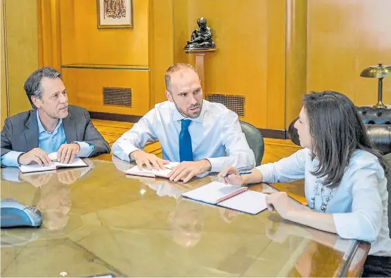  ??  ?? La negociació­n. Luis Cubeddu, Martín Guzmán y Julie Kozack, el último viernes en Economía. El Gobierno busca que el “factor social” influya.