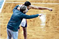  ?? AP Photo/Josh Jurgens ?? ■ Gonzaga guard Jalen Suggs (1) and head coach Mark Few discuss strategy during the second half of an NCAA basketball game against Iowa on Saturday in Sioux Falls, S.D.