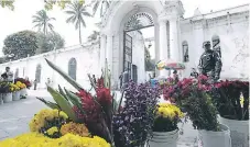  ??  ?? Las ventas de flores en las afueras de los cementerio­s se han duplicado en el marco de la celebració­n del Día de los Difuntos.
