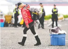  ?? NICK PROCAYLO/POSTMEDIA ?? Vancouver police showed up at CRAB Park on Tuesday morning and ordered tent city residents off the property.