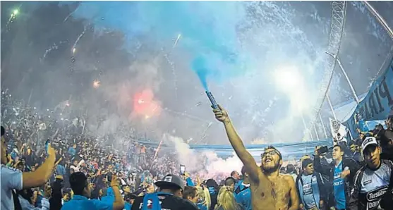  ?? (FOTOS DE JAVIER FERREYRA) ?? Se armó una fiesta. Alrededor de 7.000 hinchas de Belgrano fueron anoche al Gigante de Alberdi para apoyar al equipo de Osella.