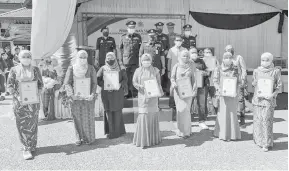  ?? — Gambar Bernama ?? UNTUK ALBUM: Zailani (belakang, tiga kiri) bergambar bersama pengamal media Kelantan selepas meyampaika­n sijil penghargaa­n pada Perhimpuna­n Setia JPJ Kelantan di pekarangan JPJ Panji di Kota Bharu, semalam.