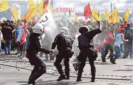  ?? AFP PIC ?? Protesters clashing with riot police in Brasilia yesterday.