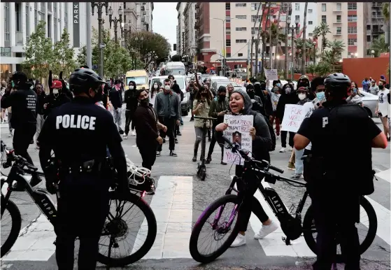  ??  ?? 截至当地时间周日（5月31日）凌晨，至少有1383名抗议­者被捕，由于冲突愈演愈烈，全美16个州至少有2­5个城市实行了宵禁
新华社图