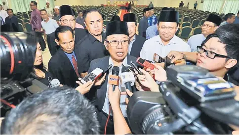  ??  ?? Abang Johari fields questions from reporters. — Photo by Chimon Upon