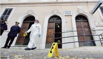  ?? LaPresse ?? Dimostrati­vo Dopo l’esplosione alla caserma dei carabinier­i di San Giovanni a Roma