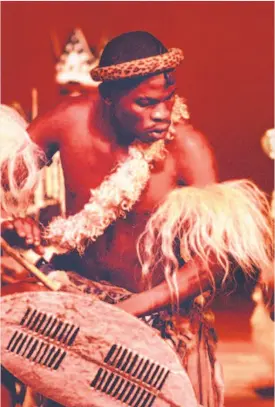  ?? Brant Ward / The Chronicle 1997 ?? Thabani Patrick Tshanini as Mabatha (Macbeth) in “Umabatha,” at Zellerbach Hall in 1997.