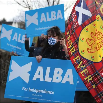  ??  ?? Supporters of Alba during a photo call at Stirling Castle; the actor Angus Macfadyen, top, and Alba’s leader Alex Salmond