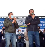  ??  ?? Sul palco
Matteo Salvini ieri a
Castelfran­co per sostenere il candidato leghista
Stefano Marcon