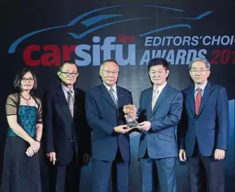  ??  ?? TC Euro Cars (Renault) CEO Kuan Kim Luen receiving the award for the Best Design won by Renault Captur from Lee.