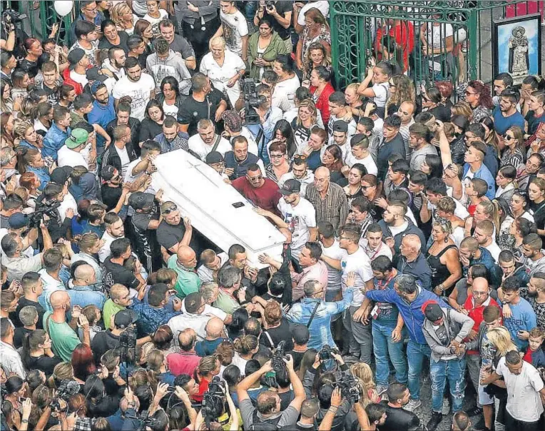  ?? CESARE ABBATE / EFE ?? Vincenzo alla Sanità de Nápoles el funeral de Gennaro Cesarano, un joven de 17 años muerto a tiros la madrugada del domingo de la semana pasada