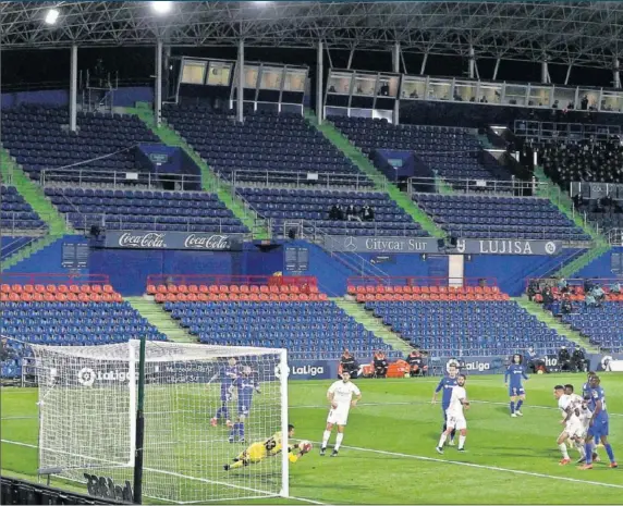  ??  ?? Impresiona­nte aspecto del Coliseum, el estadio del Getafe en el que ayer el Madrid no pudo pasar del empate (otra vez sin público en las gradas).