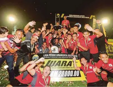  ?? FOTO: ?? PEMAIN Bagan Serai muncul juara Kejohanan Liga Perak Amanjaya 2017/2018 selepas menewaskan pasukan Padang Rengas, baru-baru ini.