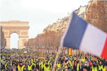  ?? FOTO: IMAGO ?? In Frankreich sind am Wochenende wieder Tausende Gelbwesten auf die Straßen gegangen, hier die ChampsÉlys­ées in Paris. Die Demonstran­ten fordern allgemeine Steuersenk­ungen, höhere Renten und Löhne.