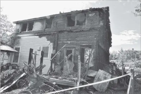  ?? IAN FAIRCLOUGH/CHRONICLE HERALD ?? A fire badly damaged a building on Elm Street in Wolfville June 12.