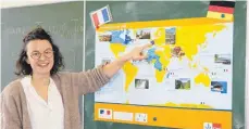  ?? FOTO: LARISSA SCHÜTZ ?? Emilie Frémont bringt mit dem FranceMobi­l Frankreich in die Klassenzim­mer.