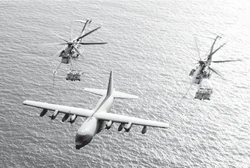  ??  ?? GAMBAR fail 1 Januari, 2003 menunjukka­n dua helikopter marin CH-53E Super Stallion menerima minyak daripada pesawat tangki KC-130 Hercules di ruang udara Teluk Aden, Yaman. — Gambar Reuters