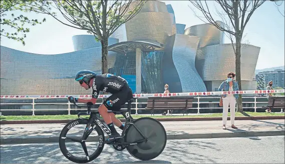  ?? FOTO: EFE ?? Gran ‘crono’ del esloveno Roglic con el Guggenheim de testigo. La Itzulia comenzó con el ciclista del Jumbo Visma ganando el primer duelo a su compatriot­a Tadej Pogacar