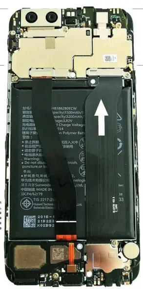  ??  ?? Interior de un Smartphone, una máquina que nos da mucho, pero que carece de alma