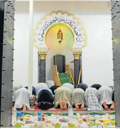  ?? J. M. A. ?? Rezos por el fin del ramadán en la mezquita de Córdoba.