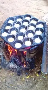  ??  ?? Masa being baked at one of the joints in Birnin Kebbi