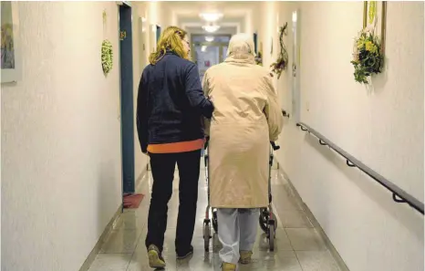  ?? FOTO: DPA ?? Im Alter gut behütet leben: Eine Pflegezusa­tzversiche­rung kann in manchen Fällen sinnvoll sein.