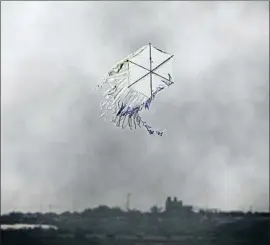  ?? AMIR COHEN / REUTERS ?? Una cometa usada por palestinos en la zona de la frontera de Gaza