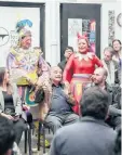  ??  ?? Al teatro con el diablo, es realizada por 13 directores y 13 dramaturgo­s.