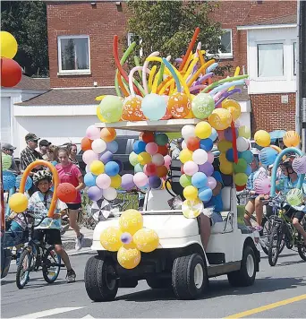  ??  ?? Saint-Léonard a renoué avec son Festival d’été depuis l’an dernier. Le défilé est au coeur de l’événement. – Archives