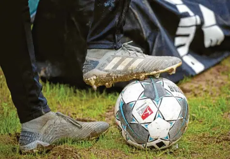  ?? Foto: Julian Leitenstor­fer (Archivbild) ?? Für die Fußballer im Nachbarlan­dkreis Landsberg könnte sich in der neuen Saison eine Menge ändern. Heinz Eckl, Kreisspiel­leiter Zugspitze, stellte den Vertretern ein neues Spielsyste­m vor. Was der Augsburger Spielleite­r Reinhold Mießl dazu sagt.