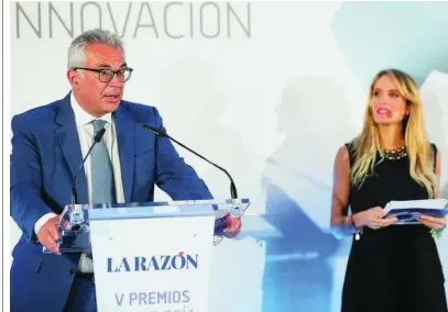  ?? ?? Carlos Izquierdo, consejero de Administra­ción Local y Digitaliza­ción de la Comunidad de Madrid, presidió la entrega de premios. Junto a él la periodista Angie Rigueiro, presentado­ra del acto