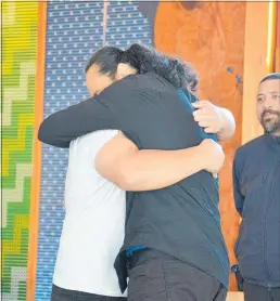  ?? PICTURE / DEBBIE BEADLE ?? An emotional moment for a father and son at Ngawha prison.