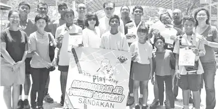  ??  ?? Minister of Youth and Sports Frankie Poon and wife with Taren Sunil, players, their parents and supporters.