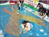  ?? DEEPAK GUPTA/HT PHOTO ?? IIM-Lucknow students used 4,418 condom packs to make a ribbon of the size 20ft x10ft.